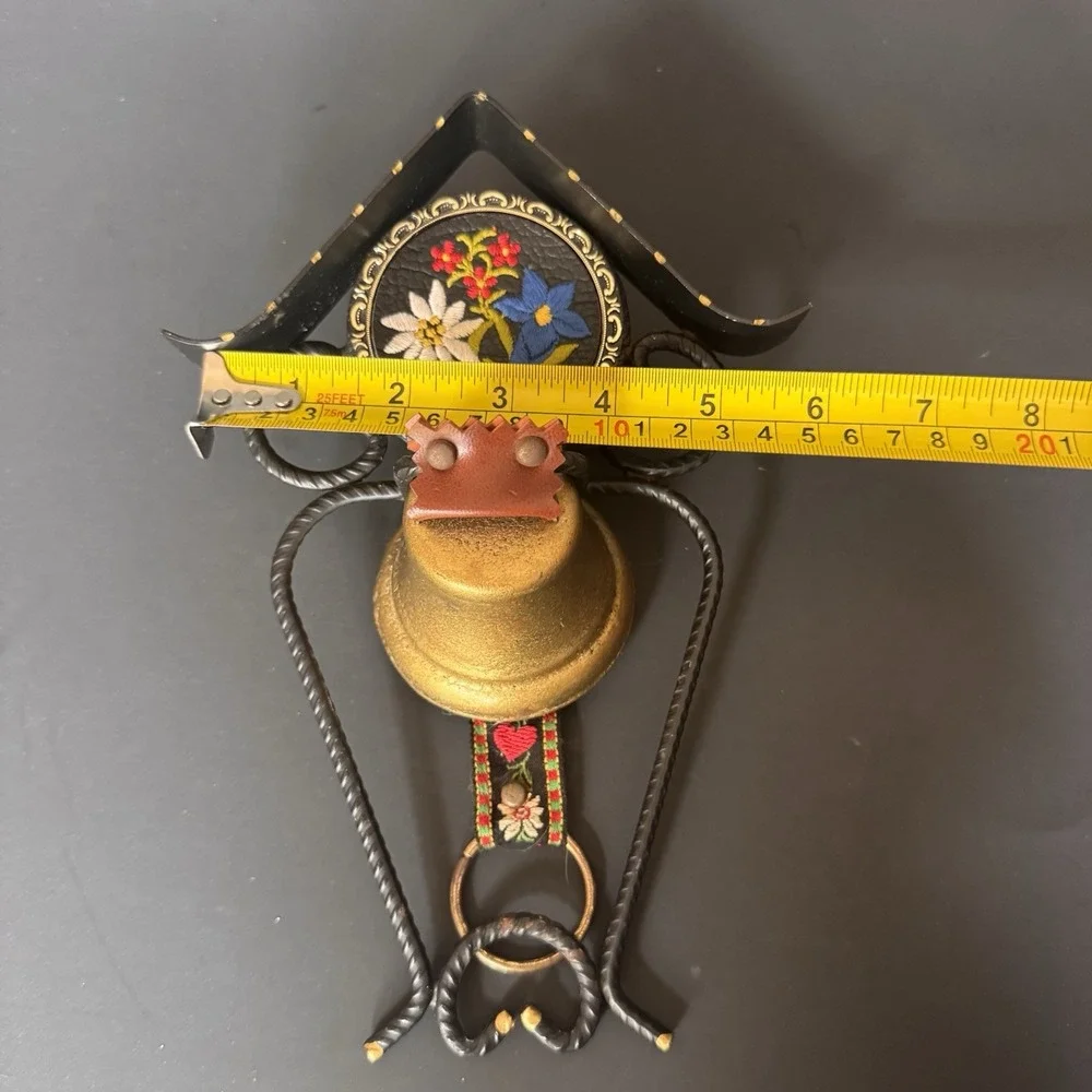 Vintage Swiss Echte Stickerei Brass Dinner Bell W/Embroidered 9